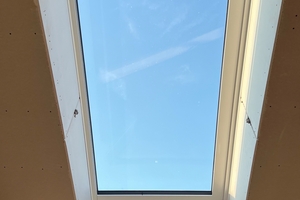  Das „Lideko“-Dachschiebefenster nach dem Einbau von innen, fertig gedämmt und verkleidet 