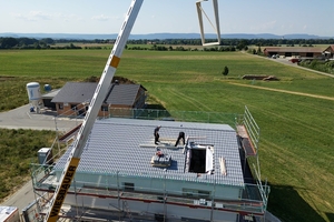  Um die geringe Dachneigung von nur 15° auszugleichen, erstellte das Team der Dachfenster-Retter einen speziellen Aufkeilrahmen aus Holz. Per Kran wurde der Aufkeilrahmen eingehoben 