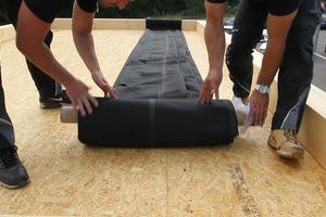  Ausrollen der vorkonfektionierten HERTALAN® EPDM-Plane.  