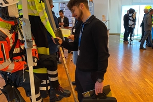  Ein Besucher in der Fachausstellung des Kongresses informiert sich am Stand von Tinez Workwear über Jacken und andere Berufsbekleidung. Tinez Workwear ist Förderer des Fachkongresses für Absturzsicherheit 