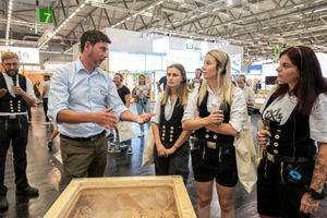  Über die Onlineplattform „DACH+HOLZ Connect“ können sich Besucherinnen und Besucher vor dem Besuch der Messe DACH+HOLZ 2024 gezielt informieren und den Messebesuch planen 