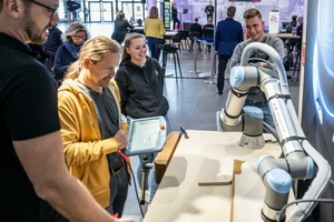  Robotik und Automation, hier ein Roboterarm zum Schleifen von Holz, halten Einzug ins Handwerk  