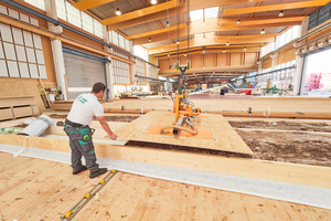  Für den Bau der Halle wurden ausschließlich OSB-Platten in besonders großen Formaten verbaut, gedämmt wurden die Dach- und Wandelemente zum Teil mit Glaswolle 