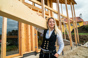  Zimmerin Hannah Scheurer, aka holzbau_Tussi, setzt sich für die Nachwuchsförderung im Handwerk ein. Sie bildet sich zur Zeit an der Meisterschule weiter und möchte Zimmerermeisterin werden 