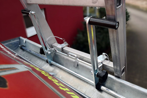  Dachdeckermeister Udo Heyl aus Kaiserslautern hat eine Leiterkopfsicherung („Leikosi“) entwickelt, um Arbeitsunfälle mit Leitern zu verhindern. Das System wird am Boden an der Leiter montiert, die Leiter aufgestellt und die Leiterkopfsicherung in die Dachrinne eingehängt 