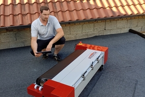  Um das Schneiden von Bitumenbahnen auf dem Flachdach zu vereinfachen, hat Dachdecker Tobias Büttgen den „Flat Roof Fox“ entwickelt. Die Schneidemaschine wird auf der Messe in einer neuen Version gezeigt 