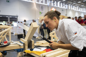  Auf der Messe Dach+Holz 2024 trainieren Mitglieder der Zimmerer-Nationalmannschaft auf einer Trainingsfläche in Halle 10, Stand 515  