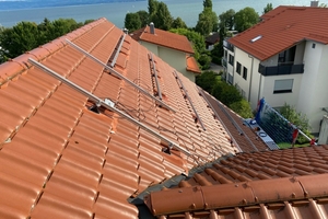  Installation einer Photovoltaikunterkonstruktion auf dem Steildach mit einem Dachfanggerüst als Absturzsicherung 