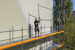  Beim „Peri Up“-Gerüstbaukasten kann die systemintegrierte, vorlaufende Geländer-Montage mit dem „Easy Stiel“ ausgeführt werden, sowohl außen als auch innen 