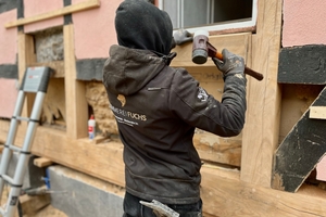  Sanierung eines Fachwerkhauses: Die Zimmerei Fuchs tauschte die Schwelle aus Eichenholz an der Giebelseite und weitere, beschädigte Teile des Holztragwerks aus 
