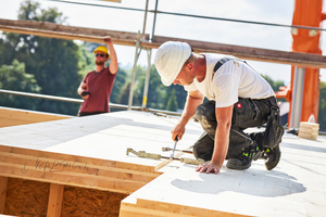  Montage der 200&nbsp;mm dicken Deckenelemente für die Zwischendecke in Massivholzbauweise 