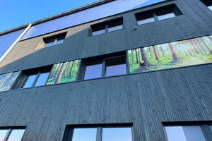  Die Fassade des Bürogebäudes in Wolpertshausen wurde mit „Binz-Sono23“-Nut- und Federbrettern mit Fase verkleidet 