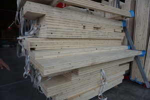  Die Massivholzwandelemente für ein Wohnhaus in Fellbach bei Stuttgart liegen bereit für den Transport auf die Baustelle  