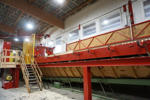  Das Rundholz wird im Sägewerk bearbeitet, die Stämme werden eingeschnitten und besäumt 