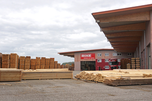  Holzbau Binz in Ellwangen verfügt über eine hohe Fertigungstiefe: von der Rundholzbearbeitung im Sägewerk über den Abbund bis hin zur Produktion von Massivholzwänden 