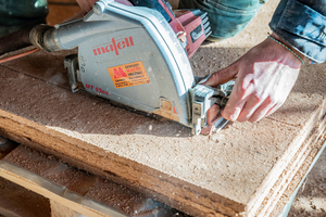  Die 16&nbsp;mm dicken Lehmplatten wurden vor dem Anbringen auf das erforderliche Maß zugeschnitten. Verschnittreste können als Putz zum Verfüllen von Schlitzen verwendet werden 