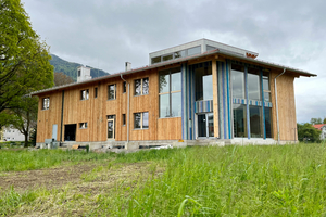  Die Kindertagesstätte wurde in Holzrahmenbauweise errichtet und mit sägerauem Holz verkleidet 