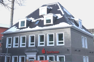  Der Neubau des Patrizierhauses in Schwelm: Ohne Schneefanggitter im Winter besteht Dachlawinengefahr für Passanten. Eine kleine Menge des Schnees liegt noch auf dem Dach, der Großteil ist aber schon abgerutscht 