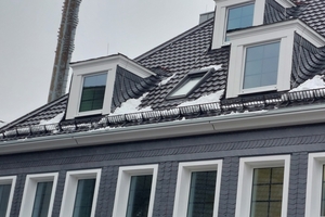  Schon kurz nach der Montage hat das Schneefanggitter seine Funktion erfüllt 