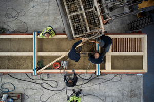  Die Entwicklung der Holz-Lehm-Decke von Leipfinger-Bader erstreckt sich vom Prototypen über die manuelle Serienproduktion bis hin zur robotergestützten Fertigung 