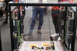  An der Uni Duisburg wird getestet, wie Seilroboter nicht nur zum Heben schwerer Dinge, sondern auch beim automatisierten Bauen eingesetzt werden können 