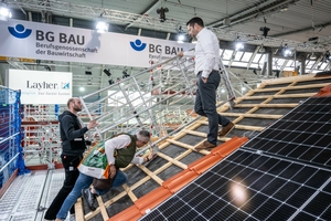  Eindrücke vom Messestand der BG Bau auf dem "Workspace Personal &amp; Arbeitsschutz" in Halle 9 der Dach+Holz 2024. Ein neues Ortgangeländer, das auf der Lattung montiert wird, soll vor Abstürzen bei Dacharbeiten schützen 