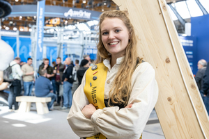  Die frisch gekürte Miss Handwerk 2024, Zimmerin Lea Heuer (24) aus Bergkamen, war ebenfalls auf der Messe Dach+Holz zu Besuch 