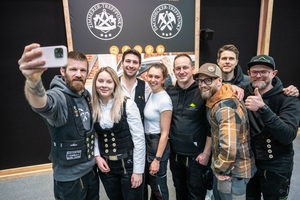  Bei einem Get-Together am ersten Messetag kamen Influencerinnen und Influencer aus dem Handwerk am Stand des Zimmerer- und Dachdecker-Treffpunkts zusammen 