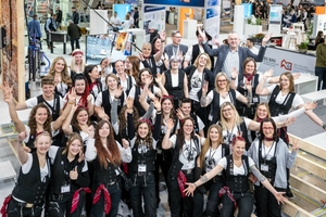  Die "Dachdeckermädelz" besuchten am Weltrauentag (8. März 2024) die Messe Dach+Holz, auf dem Bild sind sie am Gemeinschaftsstand der BG Bau und des ZVDH zu Gast 