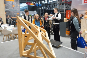  Philipp Kaiser, ehemaliges Mitglied der Zimmerer-Nationalmannschaft, stand als Markenbotschafter am Messestand von Heco-Schrauben für Fragen von Besucherinnen und Besucher bereit 