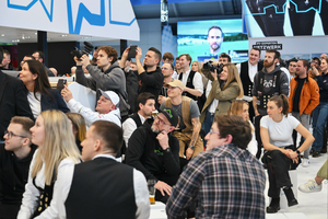  Der Besucherandrang war groß bei der Verleihung des „Influencer-Awards 2024“ am 5. März am Stand von Creaton auf der Messe Dach+Holz 