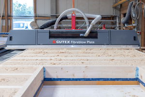  Die „Gutex Fibreblow Plate“ ist eine speziell für lose Holzfasern entwickelte Einblasplatte, die für die Dämmung von Holzbauelementen im Werk einsetzbar ist 