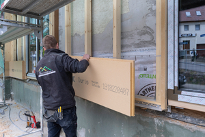  Das Fassadendämmsystem „Durio“ von Gutex besteht aus einer tragenden Holzkonstruktion, die mit Holzfaserdämmplatten beplankt wird. Die Hohlräume hinter der Beplankung werden mit der Gutex-Holzfasereinblasdämmung "Thermofibre" ausgefüllt 