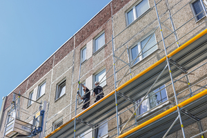  Die in das PERI UP Fassadengerüst integrierten Sicherheitsfunktionen wie die vorlaufende Geländermontage gewährleisten eine hohe Zeitersparnis schon während des Aufbaus auf der Baustelle.&nbsp;  