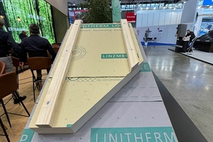  Die Steildachdämmplatten „Linitherm Loop PAL 2U“ bestehen zu 60 Prozent aus Biomasse. Sie können mit einer Nageldichtung als Behelfsdeckung eingesetzt werden 