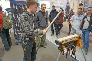  Nagelspiel am Picard-Messestand Dach+Holz 2024 