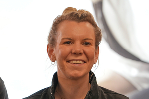  Bei der „Dachkrone 2024“ gab es erneut vergoldete, verchromte und klassische Latthämmer zu gewinnen. Auf dem Bild hält Antonia Leßmann einen vergoldeten Picard-Latthammer in der Hand 
