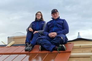  Dachdeckermeister Kai Kahle (rechts) gemeinsam mit Joana Bindzus, Auszubildende zur Dachdeckerin bei Stolberg Bedachungen in Göttingen 