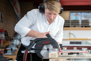  Zur Zeit arbeitet Isabel Peters in einer Dachdeckerei in Kassel. Ihr Faible für Holzbauarbeiten hat sich die Zimmermeisterin aber erhalten 