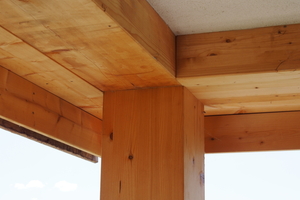  Anschlusspunkt zwischen einer Holzstütze und den Holzbalken der Pfosten-Riegelkonstruktion in den oberen Gebäudegeschossen: Aus ästhetischen Gründen wurden die Stützen und Balken überall mit einem einheitlichen Querschnitt von 28 x 28 cm ausgeführt 