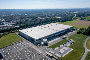  Das Unternehmen SK Pharma Logistics hat eine neue Lagerhalle in Herford gebaut. Die Halle ist 192 m lang und 108 m breit. Unter dem Parkplatz wurde eine Rigolen-Anlage eingebaut, die Regenwasser speichert und langsam wieder an die Umgebung abgibt 