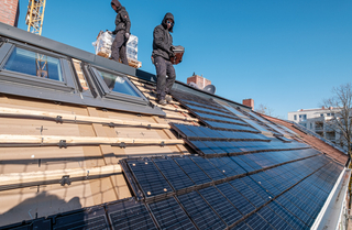 Verlegt werden die Autarq Solardachziegel auf der Traglattung des Steildachs   