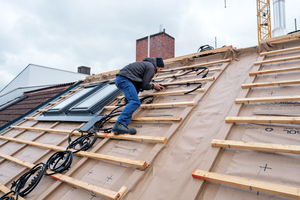  Autarq Solardach Buskabel werden horizontal verlegt und an den Traglatten befestigt 