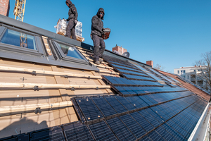  Verlegt werden die Autarq Solardachziegel auf der Traglattung des Steildachs    