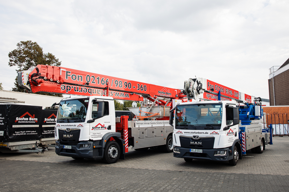 Der Dachdeckerbetrieb von Dachdeckermeister Stefan Bern in Mönchengladbach verfügt über einen modernen Fuhrpark inklusive Arbeitsbühne und Autokran