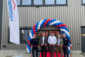  von links nach rechts:) Martin Stöger (Vertriebsleitung Industrielacke), Lutz Marschall (CCO), Dirk Sieverding (CEO), Ralf Schlichtig (Verkaufsleitung Bautenschutz) und Roland Brinkmann (Geschäftsführer DACH) durchschneiden das Band und eröffnen damit offiziell das neue „Trainings- und Service Center“ von Remmers in Berlin 