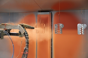  In der Pulverbeschichtungsanlage werden die Aluminiumbauteile farblich beschichtet 