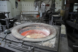  Vorsicht, heiß! Das Aluminium wird in der Gießerei auf eine Temperatur von etwa 800 °C erhitzt und somit verflüssigt 