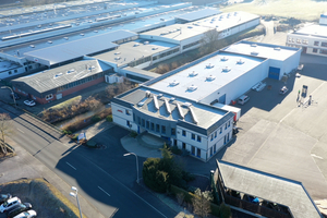  Die Heuel und Söhne GmbH produziert in ihrem Werk in Sundern Dachelemente aus Aluminium 