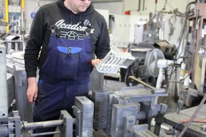  Aluminium_Guss_Stefan_Heuel_Auskuehlen_Zuschnitt.JPG 